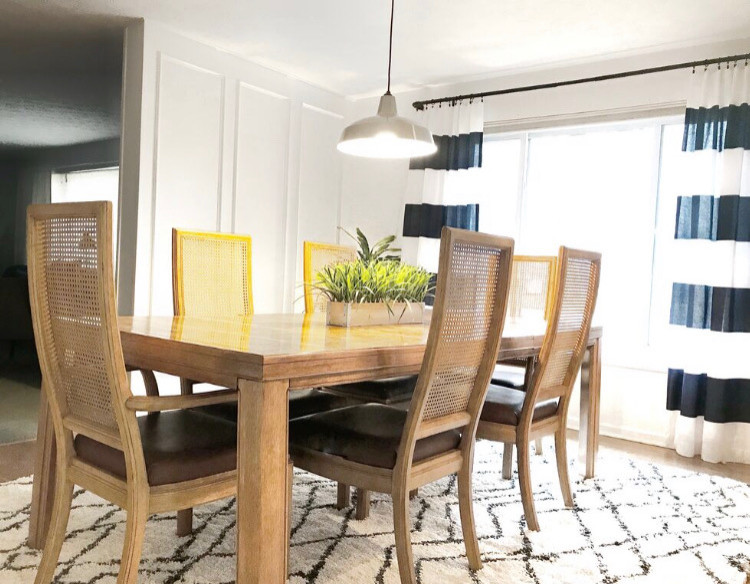 Idée de décoration pour une salle à manger ouverte sur la cuisine vintage de taille moyenne avec un mur blanc, sol en stratifié et un sol marron.