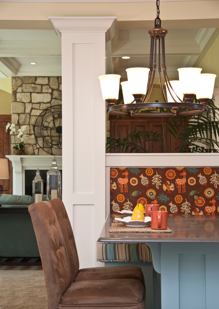 Cette image montre une grande salle à manger ouverte sur la cuisine traditionnelle avec un mur beige et parquet clair.