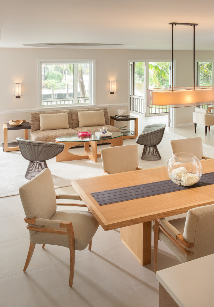 Immagine di una grande sala da pranzo aperta verso il soggiorno design con pareti beige e pavimento beige