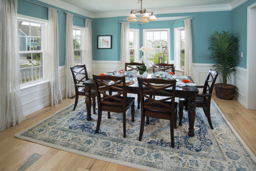 Foto di una sala da pranzo chic chiusa e di medie dimensioni con pareti blu e parquet chiaro
