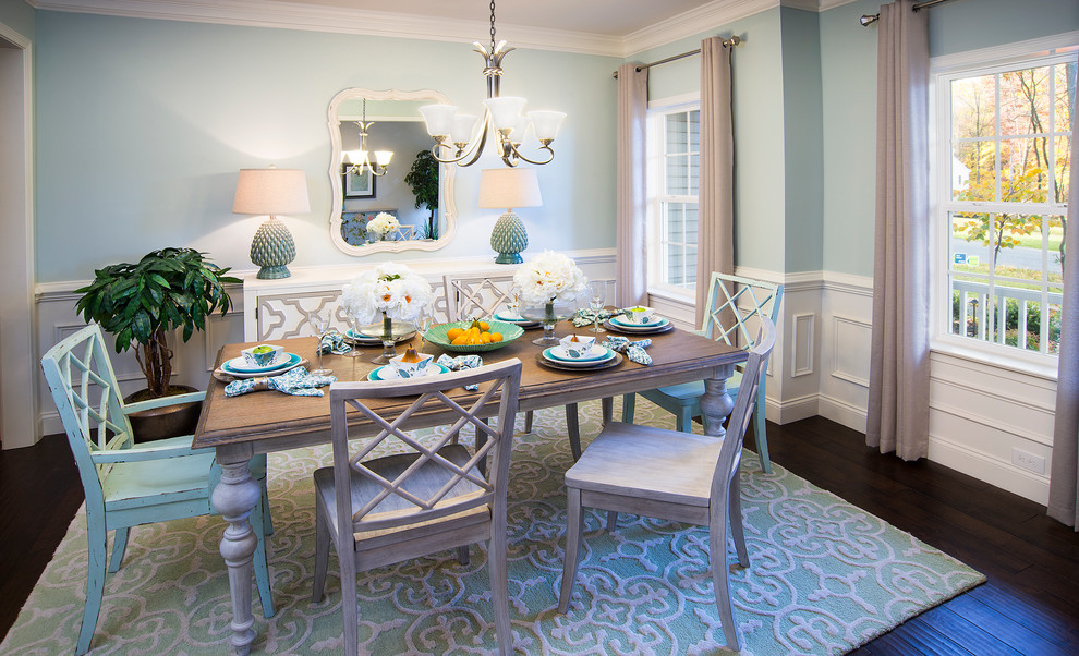 Esempio di una sala da pranzo chic chiusa e di medie dimensioni con pareti blu e parquet scuro