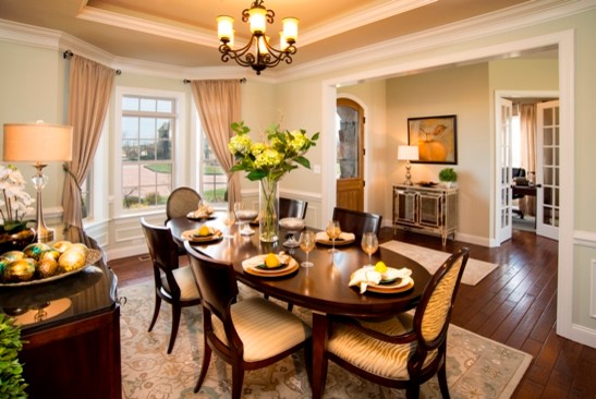 Источник вдохновения для домашнего уюта: гостиная-столовая среднего размера в классическом стиле с зелеными стенами и паркетным полом среднего тона
