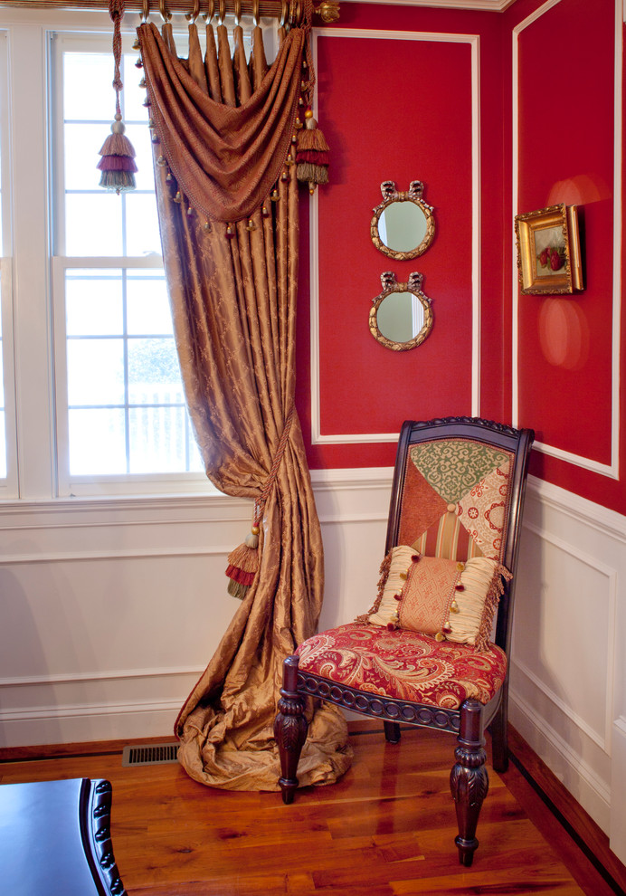 Источник вдохновения для домашнего уюта: большая отдельная столовая в стиле фьюжн с красными стенами и темным паркетным полом