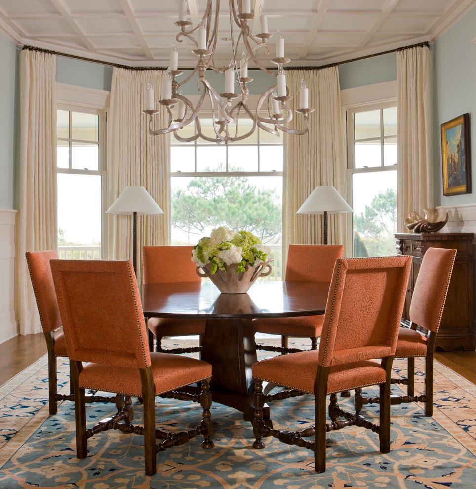 Offenes, Mittelgroßes Klassisches Esszimmer ohne Kamin mit blauer Wandfarbe, braunem Holzboden und braunem Boden in Charleston