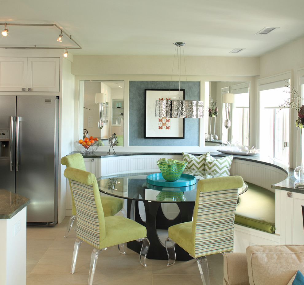 Свежая идея для дизайна: кухня-столовая в морском стиле с белыми стенами - отличное фото интерьера