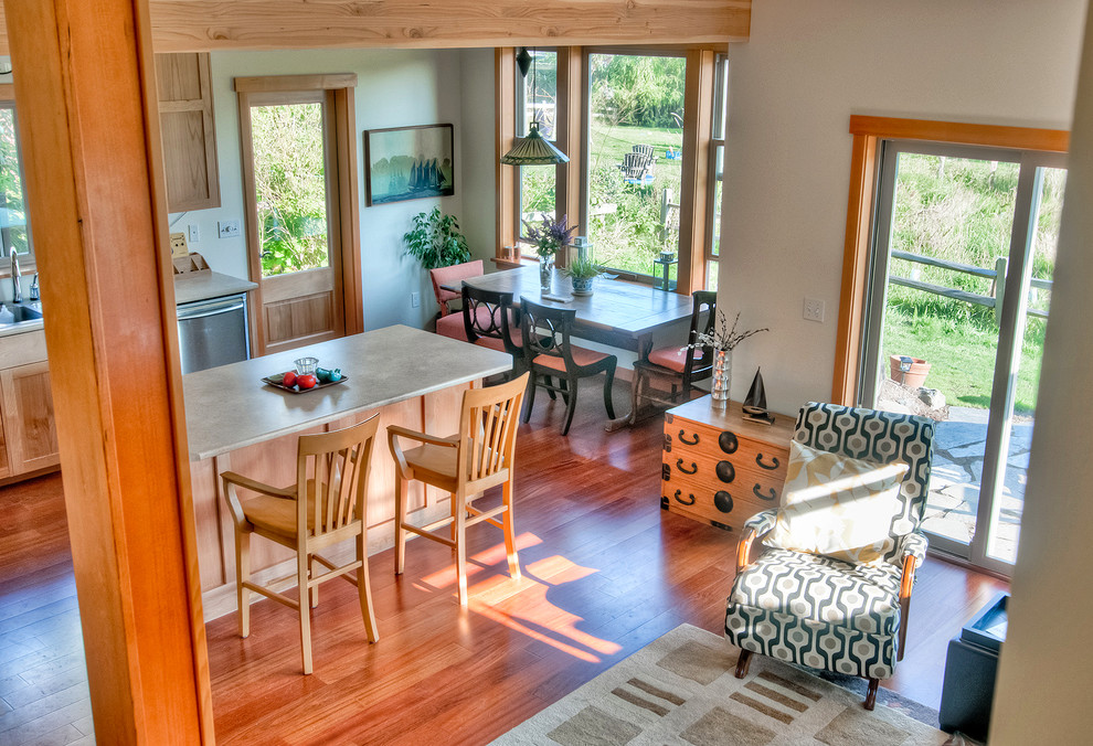 Mittelgroße Moderne Wohnküche ohne Kamin mit braunem Holzboden, braunem Boden und weißer Wandfarbe in Seattle