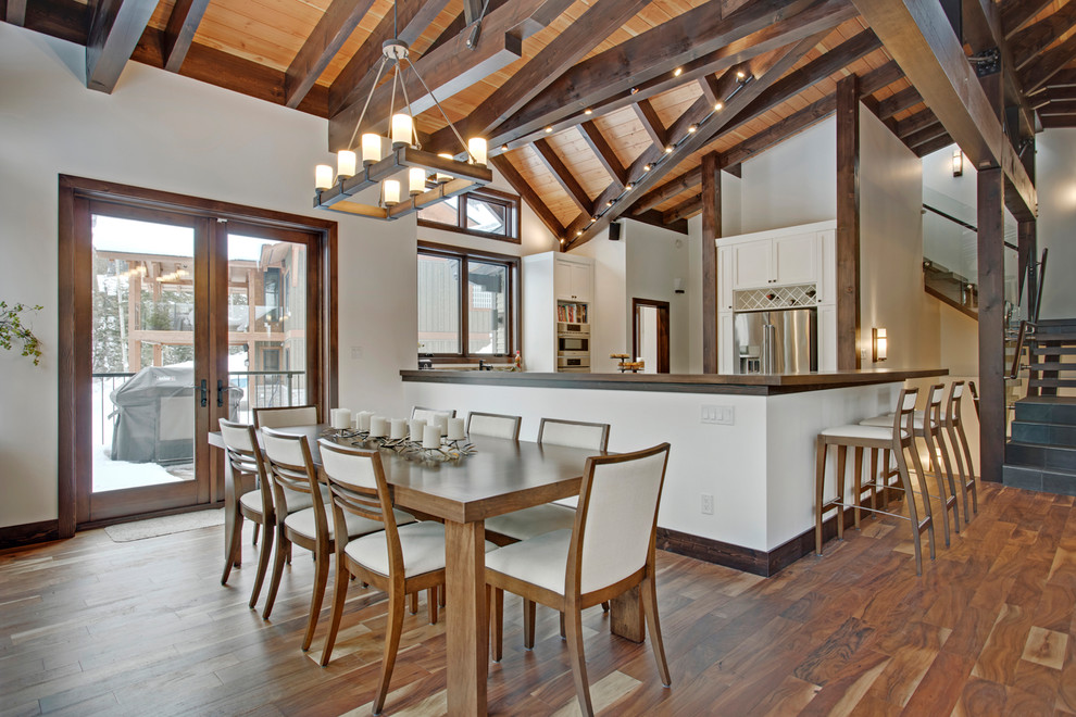 Geräumige Moderne Wohnküche mit weißer Wandfarbe und braunem Holzboden in Vancouver