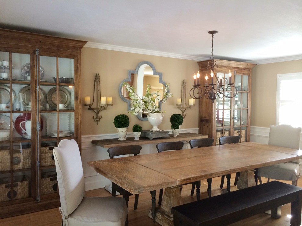 Esempio di una sala da pranzo aperta verso la cucina chic di medie dimensioni con pareti beige e parquet chiaro