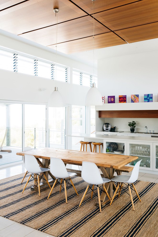 Esempio di una sala da pranzo aperta verso il soggiorno design con pareti bianche, pavimento beige e soffitto in legno