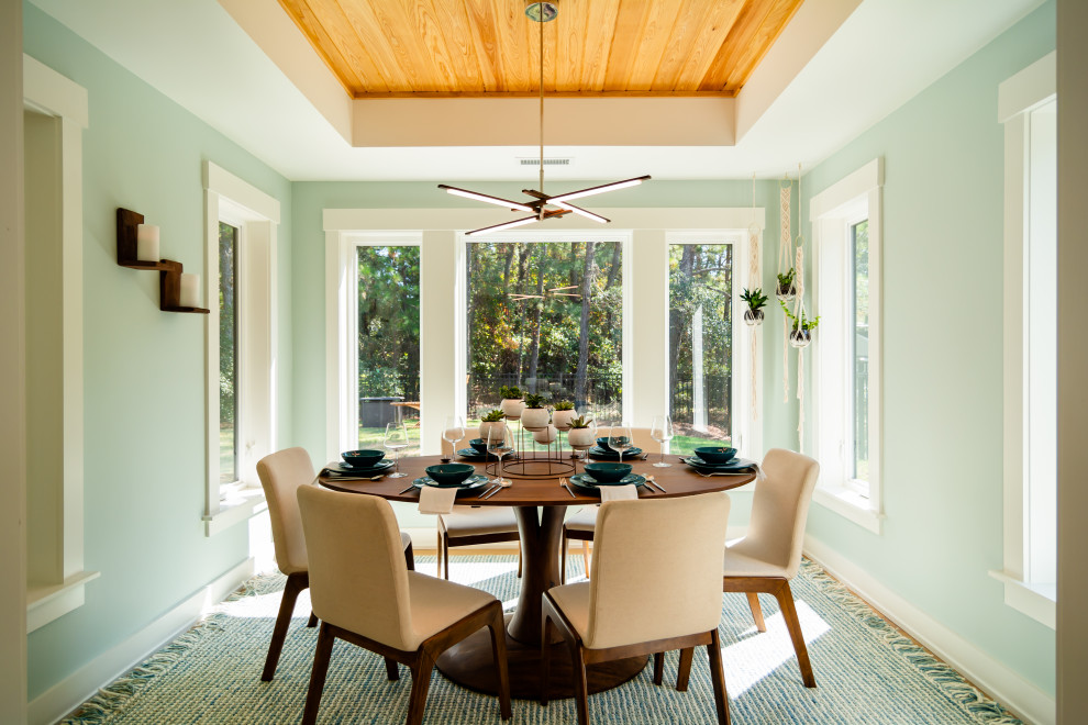Esempio di una sala da pranzo classica con pareti verdi, pavimento in legno massello medio, pavimento marrone e soffitto ribassato