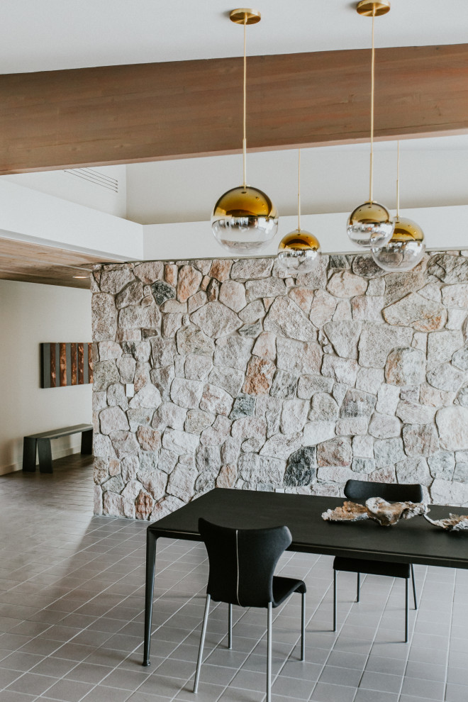フェニックスにある広いモダンスタイルのおしゃれなLDK (ベージュの壁、セラミックタイルの床、横長型暖炉、石材の暖炉まわり、グレーの床) の写真
