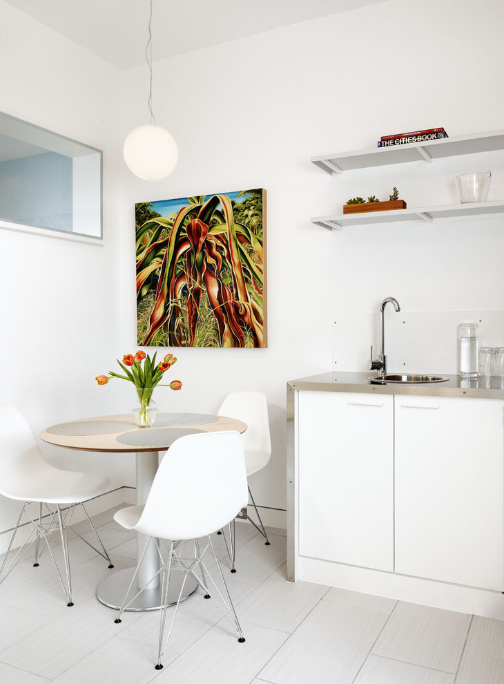 Réalisation d'une salle à manger minimaliste avec un mur blanc.