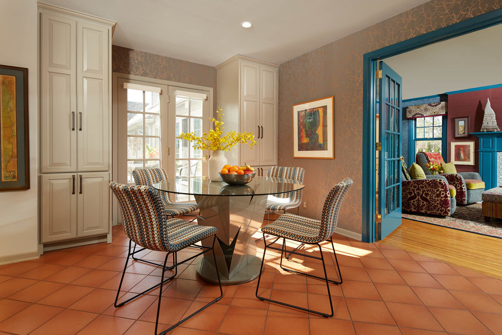 Источник вдохновения для домашнего уюта: столовая в стиле фьюжн с разноцветными стенами, полом из терракотовой плитки и оранжевым полом без камина