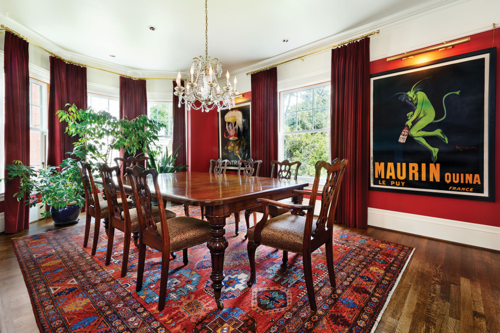 Immagine di una sala da pranzo classica chiusa con pareti rosse, parquet scuro e pavimento marrone