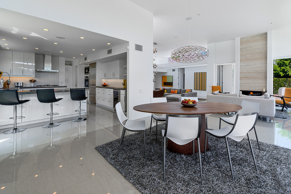 Retro Wohnküche mit weißer Wandfarbe und Porzellan-Bodenfliesen in Los Angeles