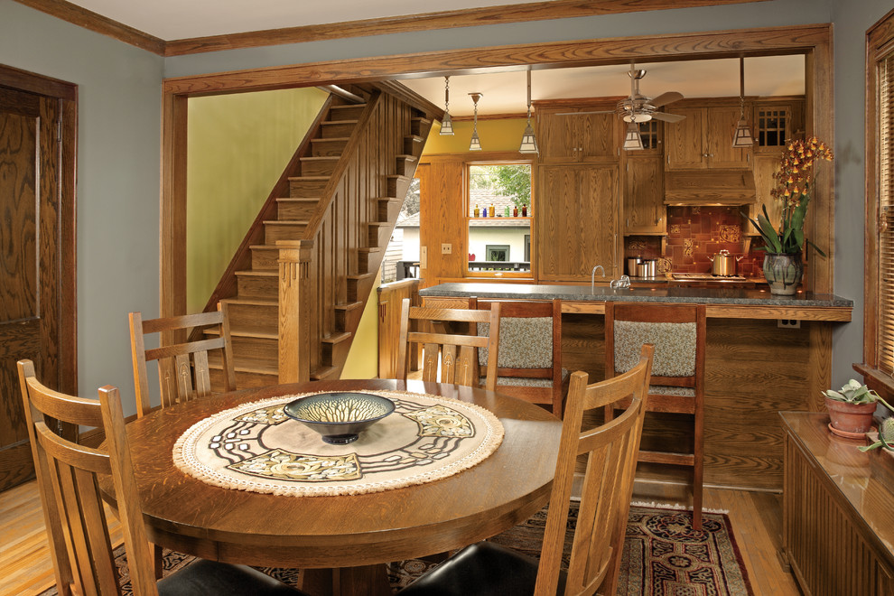 Diseño de comedor de cocina de estilo americano sin chimenea con paredes azules y suelo de madera en tonos medios