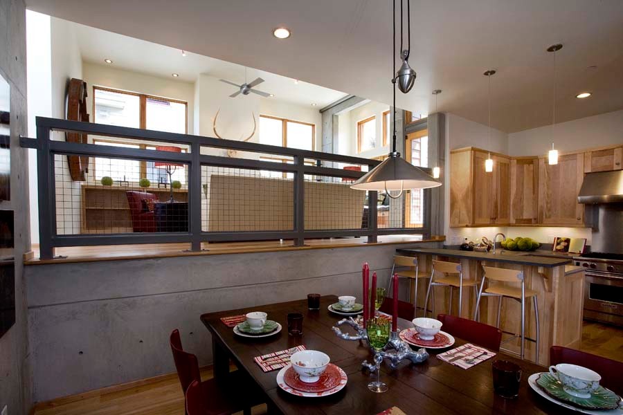Mittelgroße Industrial Wohnküche ohne Kamin mit weißer Wandfarbe, braunem Holzboden und braunem Boden in Salt Lake City