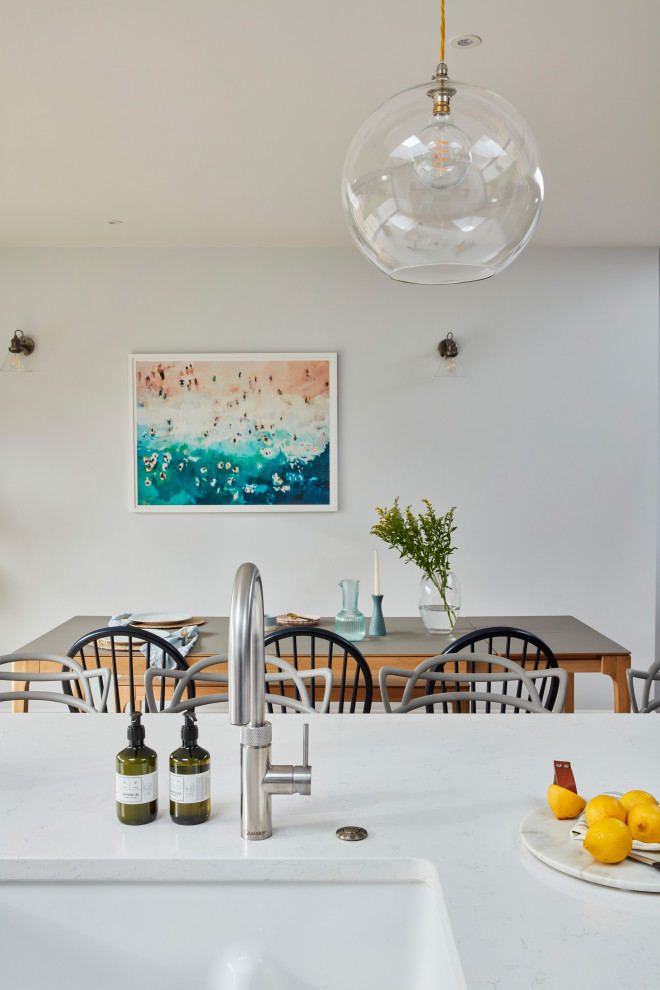 Ispirazione per una grande sala da pranzo aperta verso la cucina tradizionale con pareti grigie, pavimento in legno massello medio e pavimento beige
