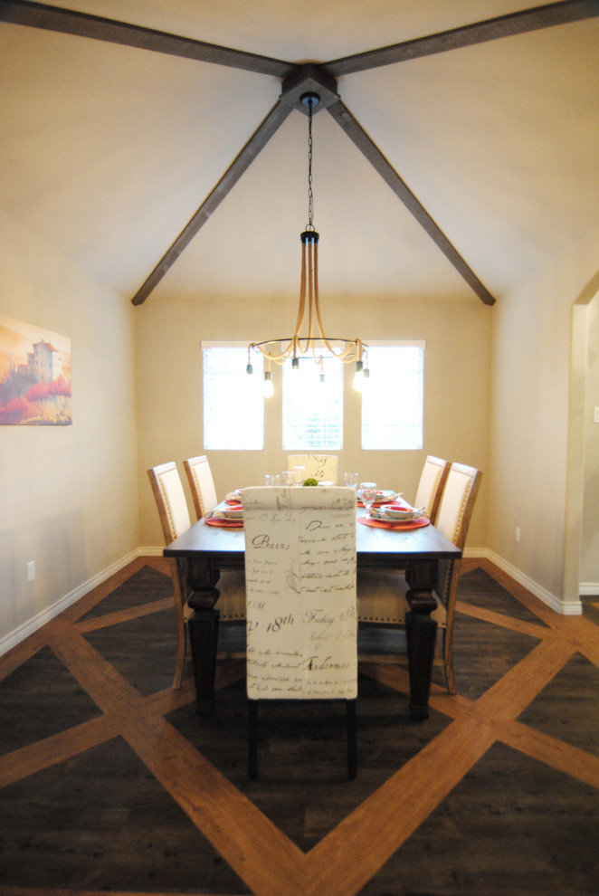 Источник вдохновения для домашнего уюта: отдельная столовая среднего размера в стиле фьюжн с серыми стенами и полом из винила