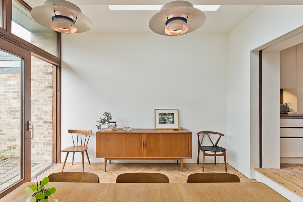 Стильный дизайн: маленькая отдельная столовая в стиле ретро с белыми стенами для на участке и в саду - последний тренд