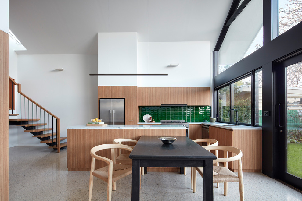 Esempio di una sala da pranzo aperta verso la cucina minimal di medie dimensioni con pareti bianche, pavimento in cemento e pavimento grigio