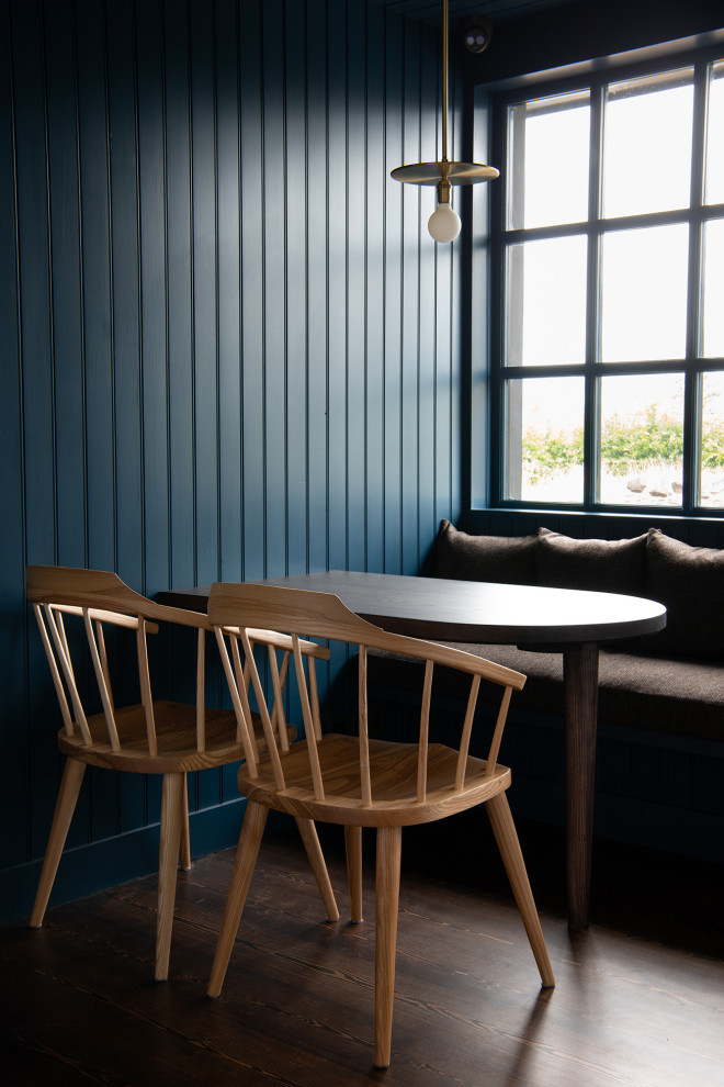 Idéer för små amerikanska matplatser, med blå väggar, mörkt trägolv och brunt golv