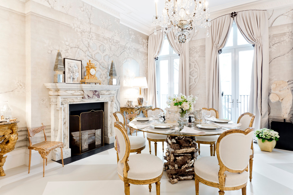 Inspiration pour une rideau de salle à manger traditionnelle avec un mur beige, une cheminée standard, un manteau de cheminée en pierre et éclairage.
