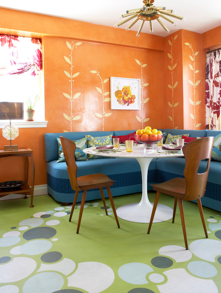 Mittelgroße Eklektische Wohnküche ohne Kamin mit oranger Wandfarbe und gebeiztem Holzboden in New York