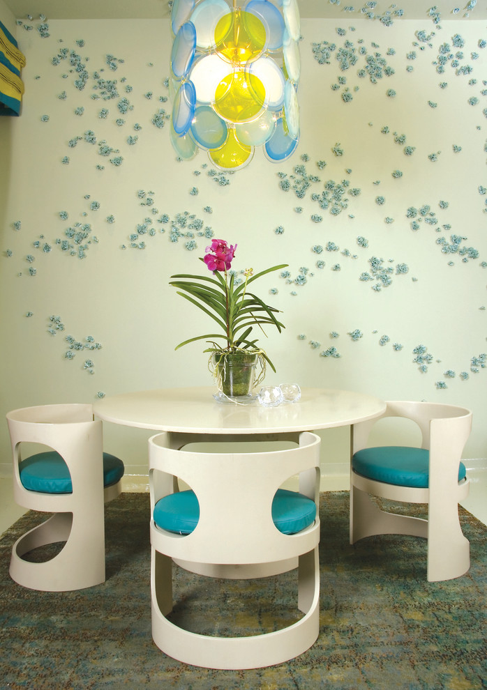 Immagine di una sala da pranzo minimalista con pareti bianche