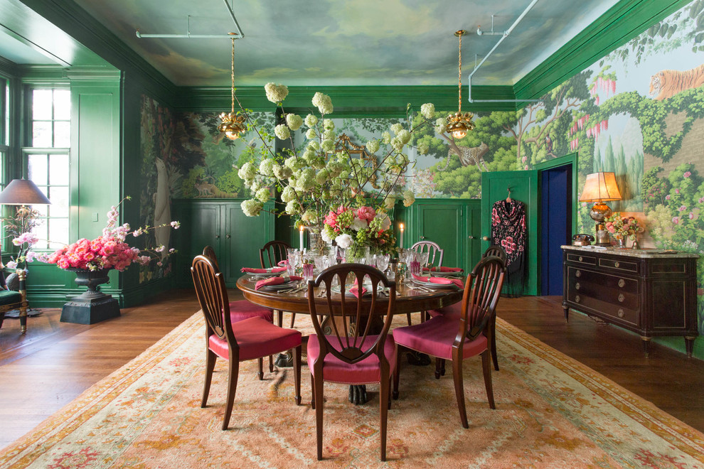Cette image montre une salle à manger ouverte sur le salon traditionnelle avec un mur multicolore, un sol en bois brun et éclairage.