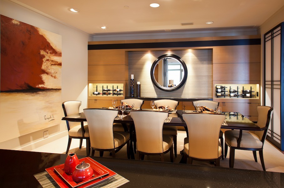 Cette image montre une salle à manger ouverte sur la cuisine design de taille moyenne avec un mur beige, moquette et aucune cheminée.