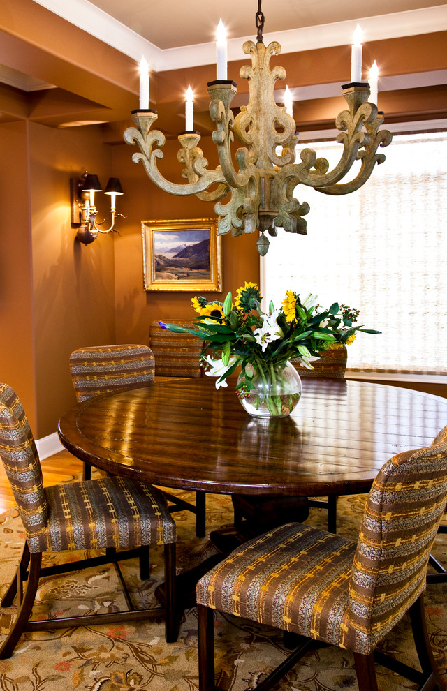 Стильный дизайн: столовая в классическом стиле с коричневыми стенами и светлым паркетным полом - последний тренд