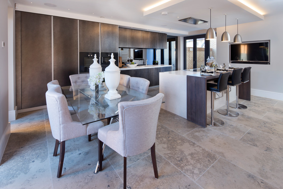 Immagine di una sala da pranzo aperta verso la cucina design di medie dimensioni con pareti grigie e pavimento grigio