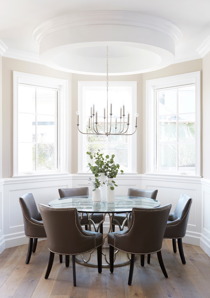 Idee per una sala da pranzo classica chiusa e di medie dimensioni con pareti beige, pavimento in legno massello medio, nessun camino e pavimento marrone