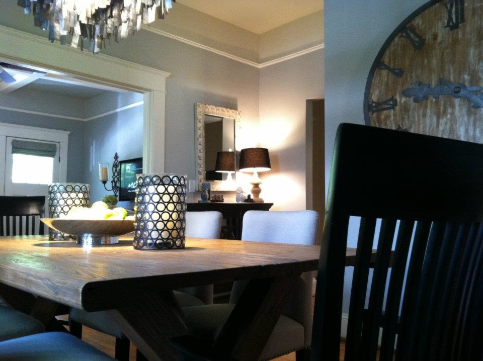 Réalisation d'une salle à manger ouverte sur la cuisine craftsman de taille moyenne avec un mur gris et parquet clair.