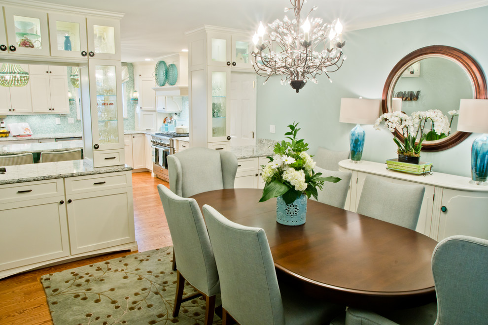 Источник вдохновения для домашнего уюта: столовая в стиле неоклассика (современная классика) с синими стенами и паркетным полом среднего тона