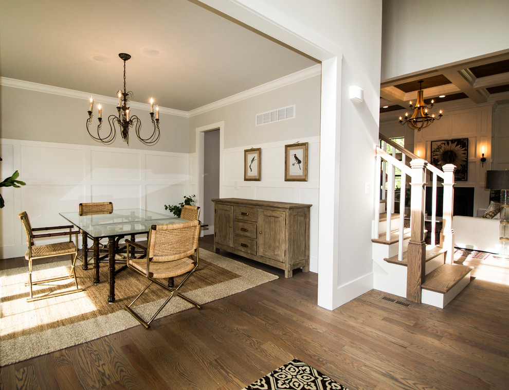 Geschlossenes, Mittelgroßes Landhaus Esszimmer ohne Kamin mit beiger Wandfarbe, braunem Holzboden und braunem Boden in St. Louis