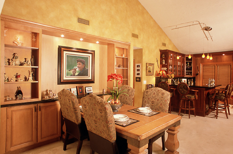 Foto di una sala da pranzo aperta verso la cucina tradizionale di medie dimensioni con pareti gialle, pavimento in pietra calcarea e nessun camino
