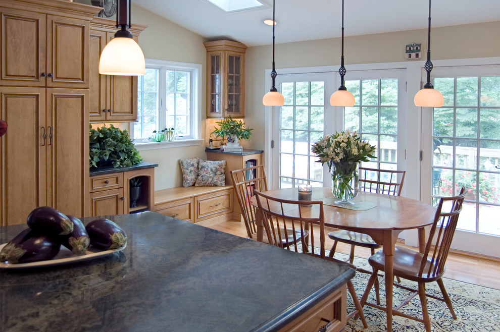 Ispirazione per una sala da pranzo aperta verso la cucina classica con pareti beige e pavimento in legno massello medio