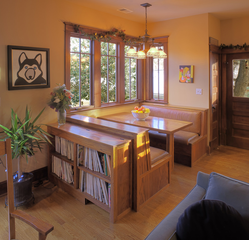 Foto di una sala da pranzo aperta verso la cucina american style di medie dimensioni con pareti beige, pavimento in legno massello medio e pavimento marrone