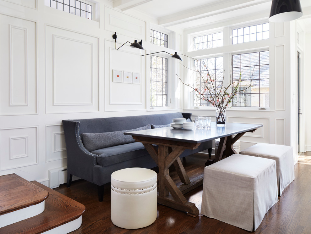 Immagine di una sala da pranzo aperta verso la cucina tradizionale di medie dimensioni con pareti bianche e pavimento in legno massello medio