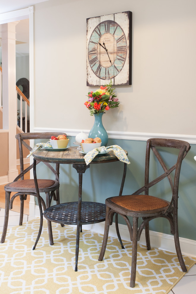 Источник вдохновения для домашнего уюта: маленькая гостиная-столовая в стиле кантри с синими стенами, полом из керамической плитки и бежевым полом без камина для на участке и в саду