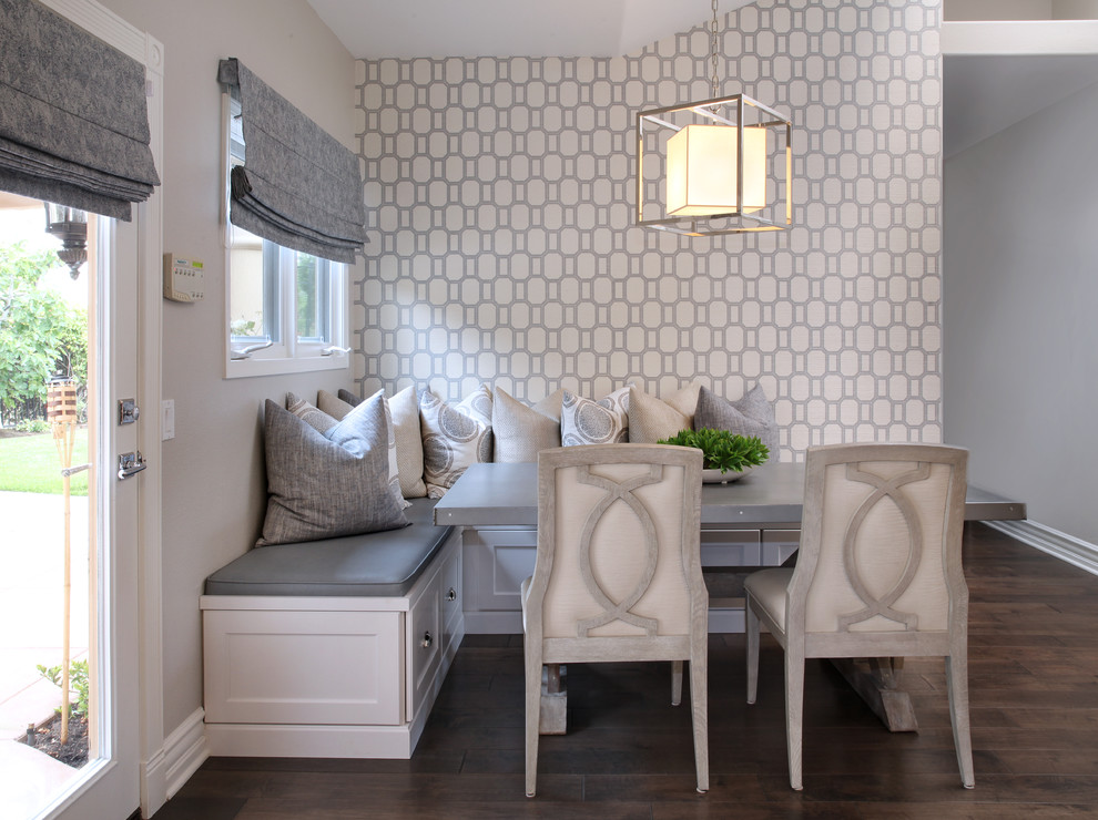 Idées déco pour une grande salle à manger ouverte sur la cuisine classique avec parquet foncé, un mur blanc, aucune cheminée et un sol marron.