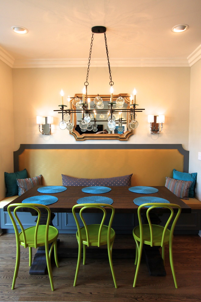 Réalisation d'une salle à manger design avec un mur beige et parquet foncé.