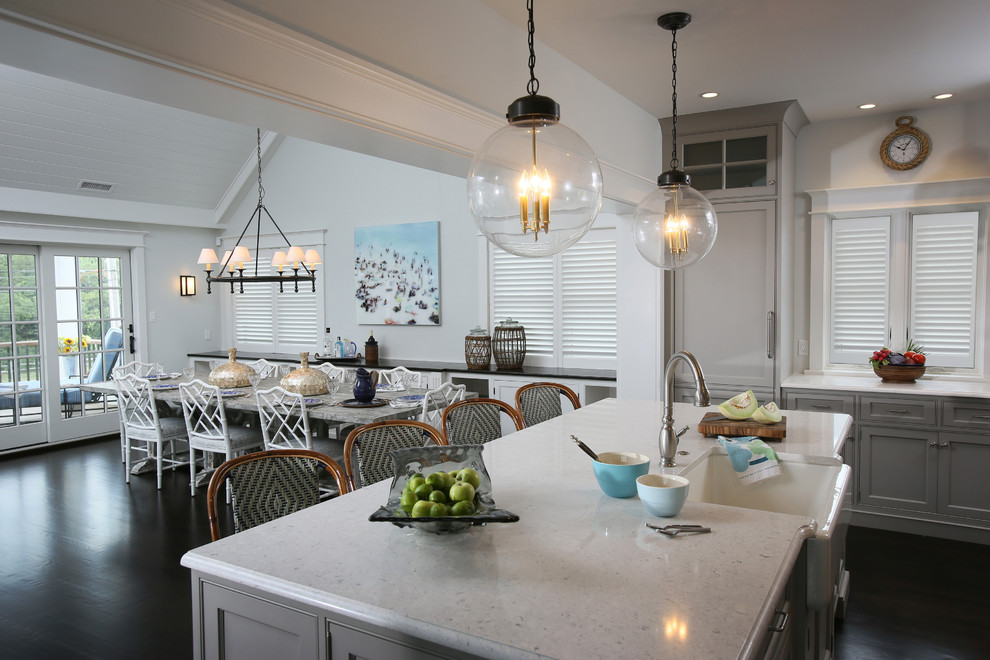 Immagine di una sala da pranzo aperta verso il soggiorno stile marino di medie dimensioni con pareti bianche, parquet scuro e camino classico
