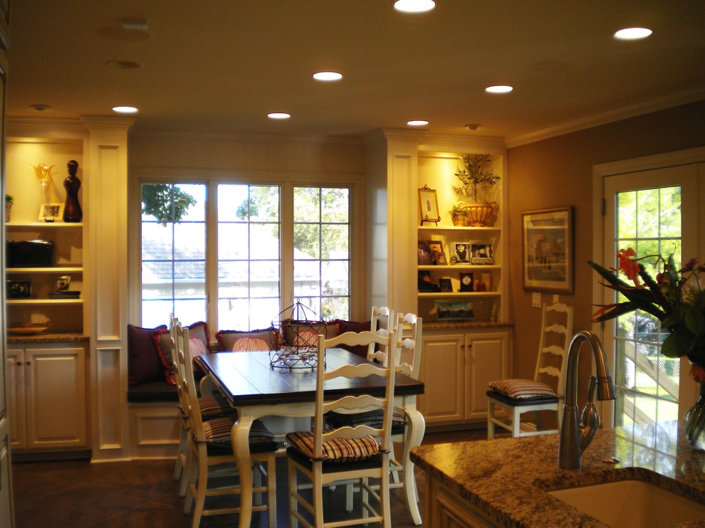 Пример оригинального дизайна: маленькая кухня-столовая в стиле неоклассика (современная классика) с бежевыми стенами и полом из керамической плитки для на участке и в саду