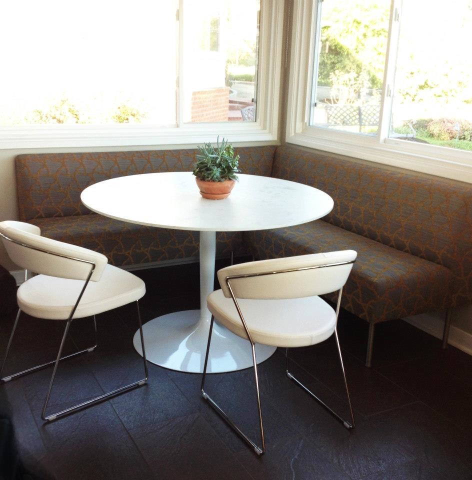 Ispirazione per una piccola sala da pranzo minimalista con pareti beige e pavimento in gres porcellanato