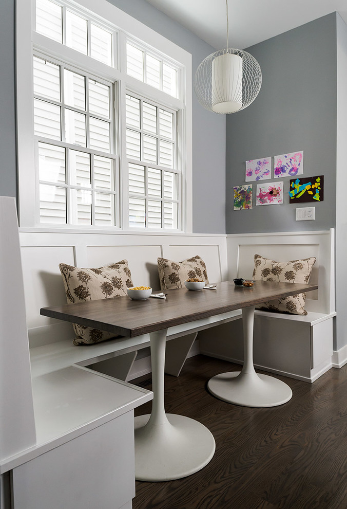 Foto di una sala da pranzo aperta verso la cucina minimalista di medie dimensioni con pareti grigie e parquet scuro