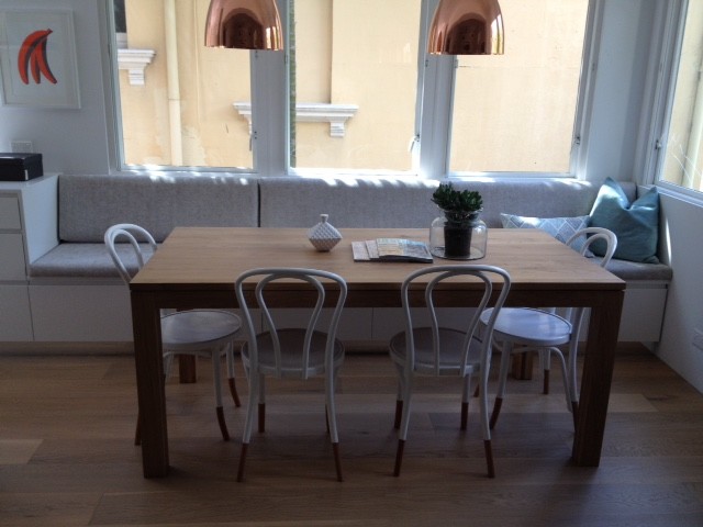 Idee per una piccola sala da pranzo aperta verso la cucina contemporanea con pareti beige e parquet chiaro