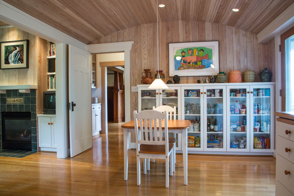 Mittelgroße Klassische Wohnküche mit braunem Holzboden, Kamin und gefliester Kaminumrandung in Seattle